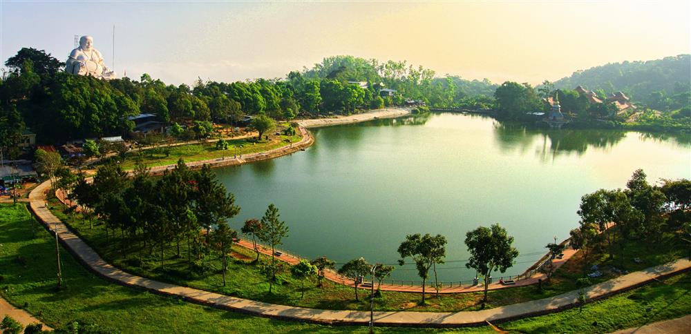 Hồ Thuỷ Liêm-Hồ trên đỉnh núi là nơi thu hút đông du khách tham quan nhất.